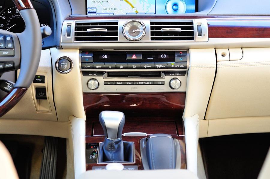  Lexus LS460 2013 года  (фото 28 из 111)